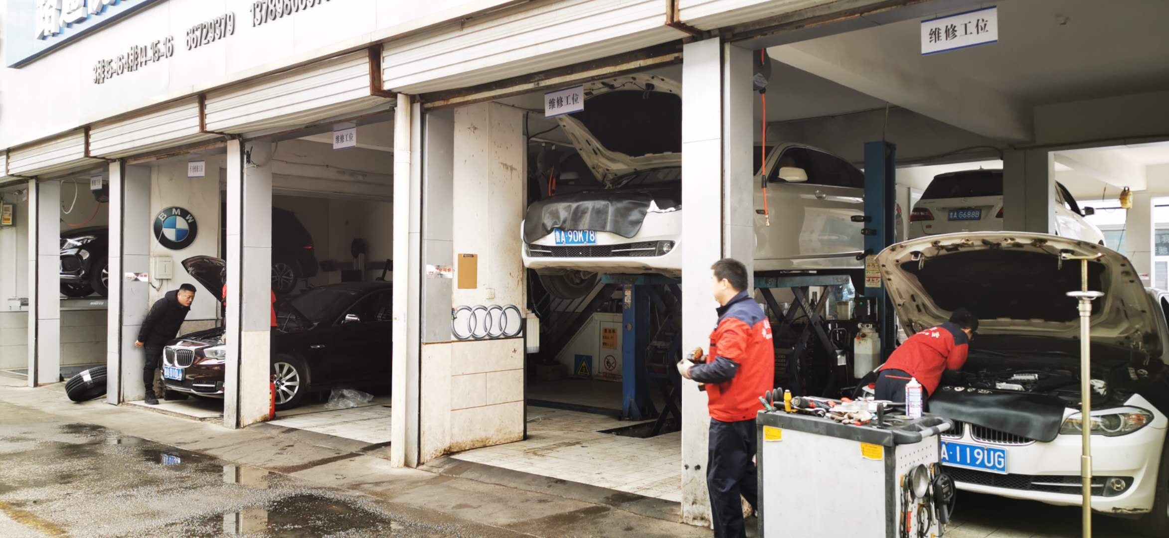 給汽車加油時(shí)不要讓機(jī)油溢出來(lái)！